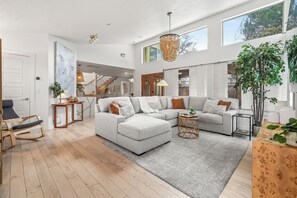 Living area - SPACIOUS! 2 Primary + 2 Queen rooms with a Primary on the main floor! (Boise)