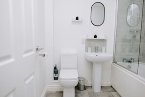 Hair dryer - Newly Renovated 3Bed 2.5Bath Home Stockton-on-Tees (Roseworth)