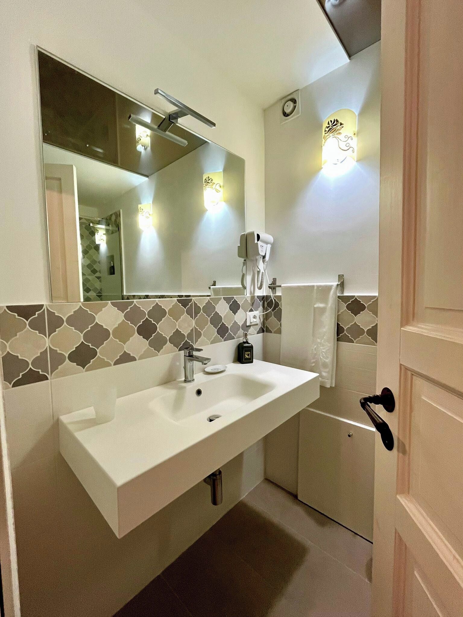 Camera Superior, balcone, vista città | Bagno | Doccia, asciugacapelli, asciugamani, sapone