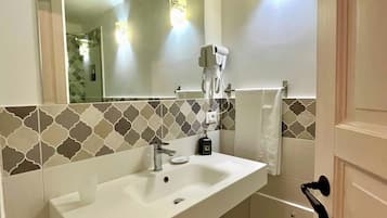 Camera Superior, balcone, vista città | Bagno | Doccia, asciugacapelli, asciugamani, sapone