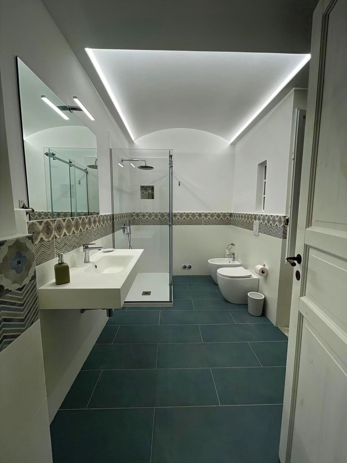 Standard-Doppelzimmer, Blick auf den Innenhof | Badezimmer | Dusche, Haartrockner, Handtücher, Seife