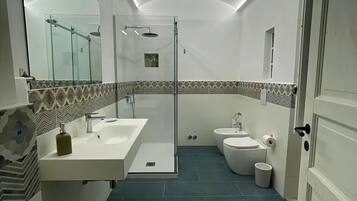 Standard-Doppelzimmer, Blick auf den Innenhof | Badezimmer | Dusche, Haartrockner, HandtĂŒcher, Seife