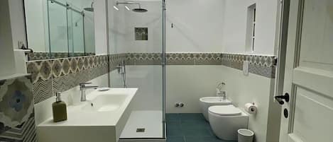 Chambre Standard double, vue sur la cour intérieure | Salle de bain | Douche, séchoir à cheveux, serviettes fournies, savon