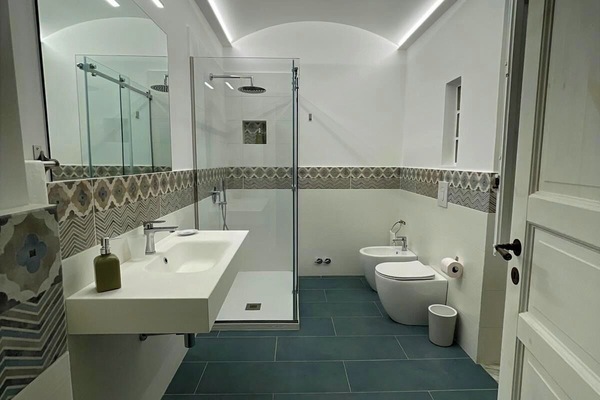 Doppia Standard, vista cortile | Bagno | Doccia, asciugacapelli, asciugamani, sapone