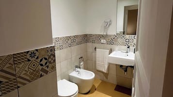 Superior-Zimmer, Balkon, Stadtblick | Badezimmer