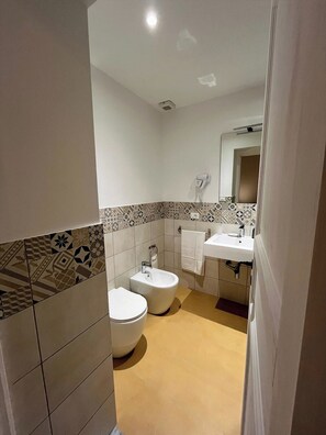 ห้องซูพีเรีย, ระเบียง, วิวเมือง | ห้องน้ำ