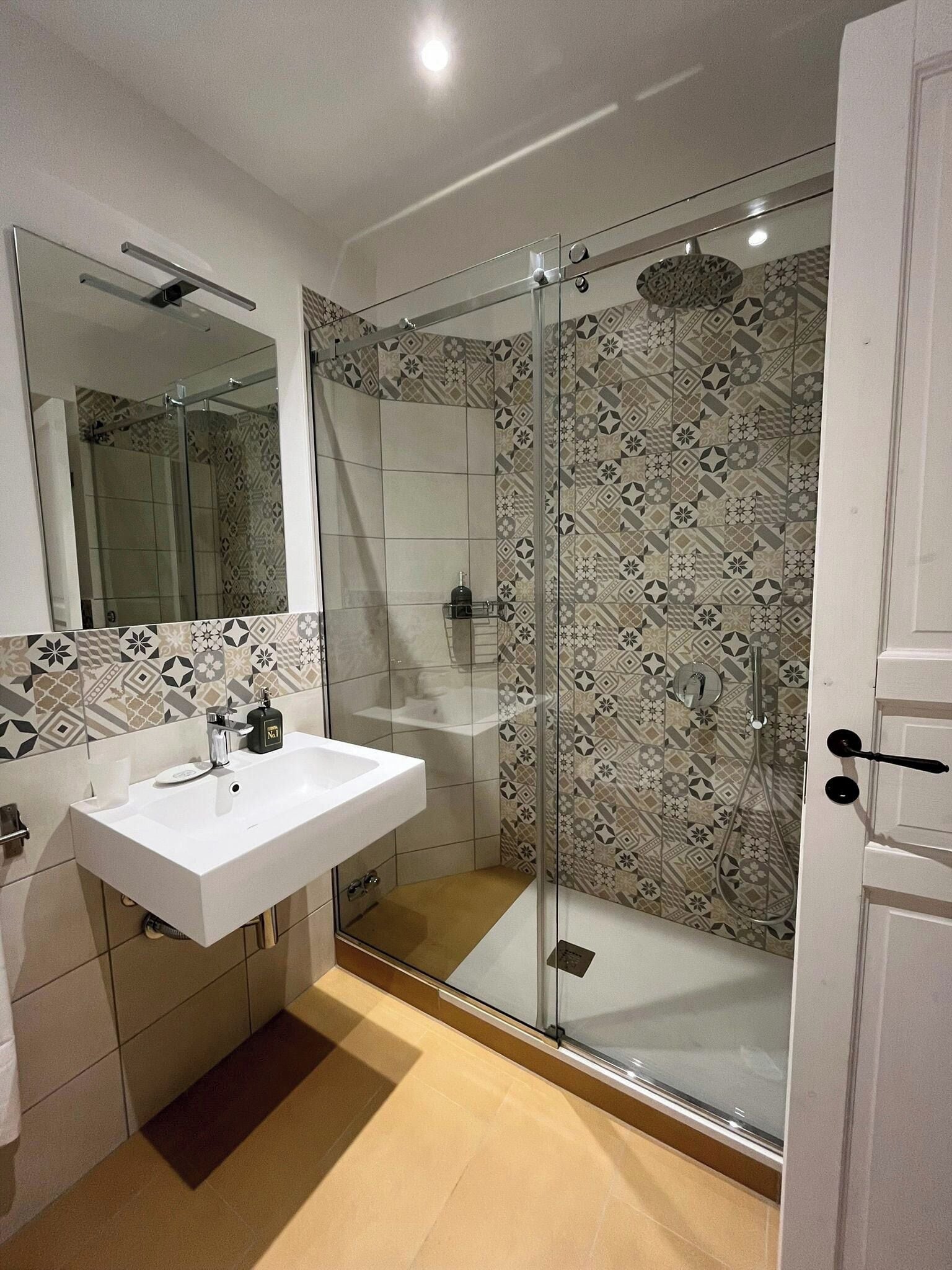 Superior Room, Balcony, City View | Bathroom