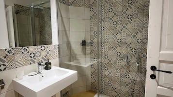 Superior Room, Balcony, City View | Bathroom