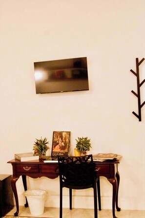 Superior Triple Room, Balcony, City View | Interior - Le Suite Vintage Del Corso (Palermo)