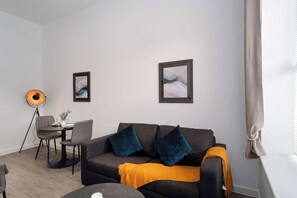 TV, offices - Spacious & Modern 1BED Apartment nr Etihad Stadium (Manchester)