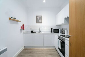 Fridge, microwave, oven, stovetop - Spacious & Modern 1BED Apartment nr Etihad Stadium (Manchester)