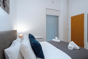 1 bedroom, desk, iron/ironing board, WiFi - Spacious & Modern 1BED Apartment nr Etihad Stadium (Manchester)