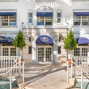 Exterior detail - King | Aloha Fridays | Courtyard Pool, Café, Collins Ave (Miami Beach)