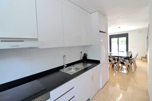 Private kitchen - Casa Cristal 3 Heated Pool Hot Tub AC 250M to the beach (Miami Platja)