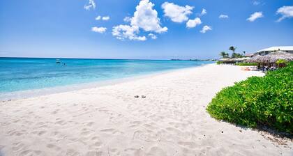 Cozy 2-bedroom condo with sleeper in beautiful West Bay, steps from the beach