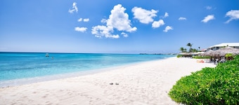 Cozy 2-bedroom condo with sleeper in beautiful West Bay, steps from the beach