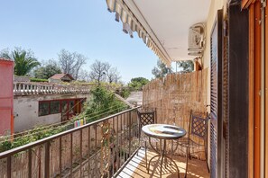 Outdoor dining - Apartment 'Casa Mariateresa' with Mountain View, Wi-Fi and Air Conditioning (Vico Equense)