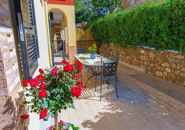 Outdoor dining - Apartment 'Casa Mariateresa' with Mountain View, Wi-Fi and Air Conditioning (Vico Equense)