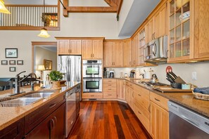 Fridge, microwave, oven, stovetop - Family Retreat ~ Waterfront Luxury Home Sleeps 26 Comfortably (Centre)