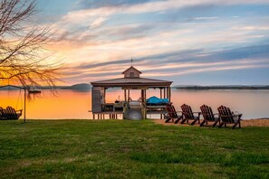 Property grounds - Family Retreat ~ Waterfront Luxury Home Sleeps 26 Comfortably (Centre)