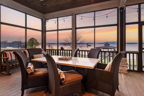 Family Retreat ~ Waterfront Luxury Home Sleeps 26 Comfortably