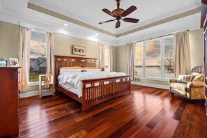 5 habitaciones, escritorio y tabla de planchar con plancha 