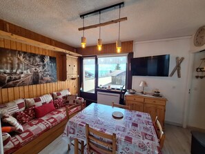 Living area - Apartment 'Évasion Alpine, Ski, Vue Lac Léman' with Lake View, Private Terrace and Wi-Fi (Thollon-les-Mémises)