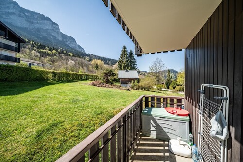 Alpine Escape Apartment, Ski, Lake Geneva View – Private Terrace & Wi-Fi