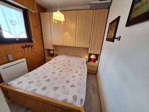 Room - Apartment 'Évasion Alpine, Ski, Vue Lac Léman' with Lake View, Private Terrace and Wi-Fi (Thollon-les-Mémises)