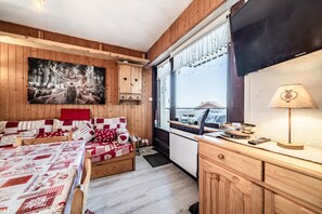 Room - Alpine Escape Apartment, Ski, Lake Geneva View – Private Terrace & Wi-Fi (Thollon-les-Mémises)