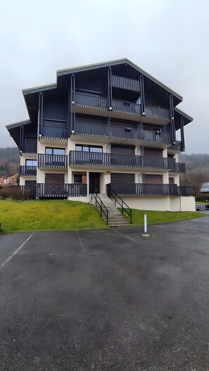 Exterior - Apartment 'Évasion Alpine, Ski, Vue Lac Léman' with Lake View, Private Terrace and Wi-Fi (Thollon-les-Mémises)