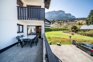 Outdoor dining - Alpine Escape Apartment, Ski, Lake Geneva View – Private Terrace & Wi-Fi (Thollon-les-Mémises)