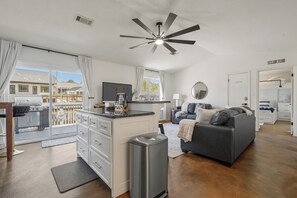 Interior - Lakefront Getaway w/ Boat Slip + Patio - Sleeps 8 - Fully Stocked (Hot Springs)