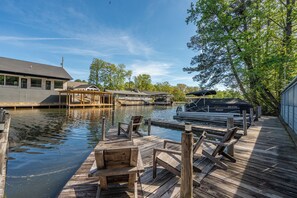 Marina - Lakefront Getaway w/ Boat Slip + Patio - Sleeps 8 - Fully Stocked (Hot Springs)