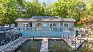 A house with a dock and two small pools. - Lakefront Getaway w Boat Slip + Patio - Sleeps 8 - Fully Stocked - EV charger (Hot Springs)
