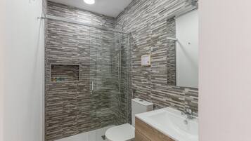 Dusche, Haartrockner, Handtücher