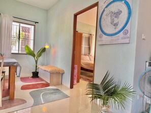 Room - Cozy Local-Style Home in a Quiet Area, 8 Minutes from the Beach (Surat Thani)