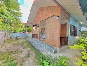 Exterior - Cozy Local-Style Home in a Quiet Area, 8 Minutes from the Beach (Surat Thani)