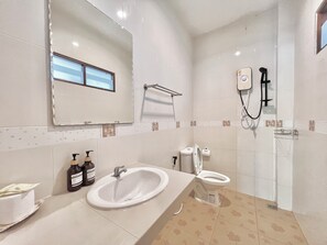 Shower, hair dryer, bidet, towels - Cozy Local-Style Home in a Quiet Area, 8 Minutes from the Beach (Surat Thani)