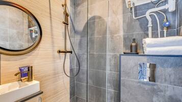 House | Bathroom | Hair dryer, towels, shampoo