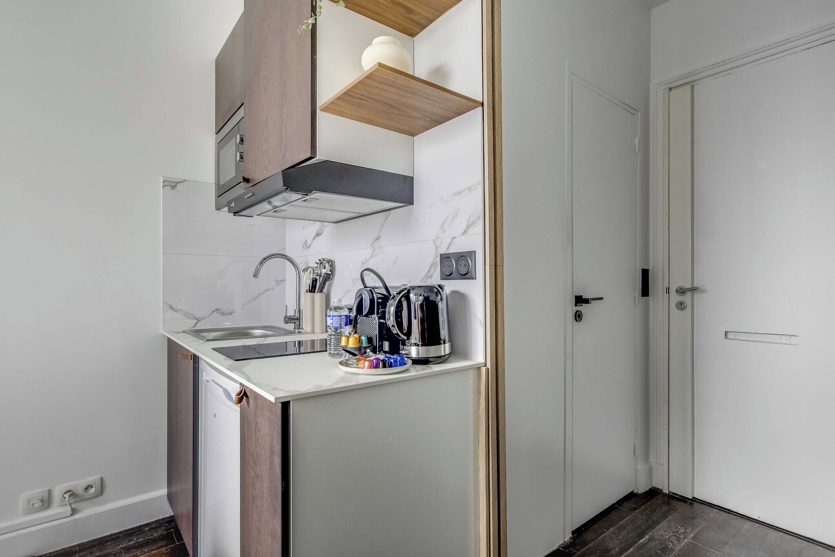 Refrigerador, microondas, placa de cocina, cafetera/tetera