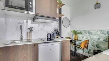 Refrigerador, microondas, placa de cocina, cafetera/tetera