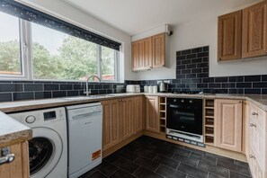 Fridge, microwave, oven, stovetop - Hullidays》Willerby House East Riding (Willerby)
