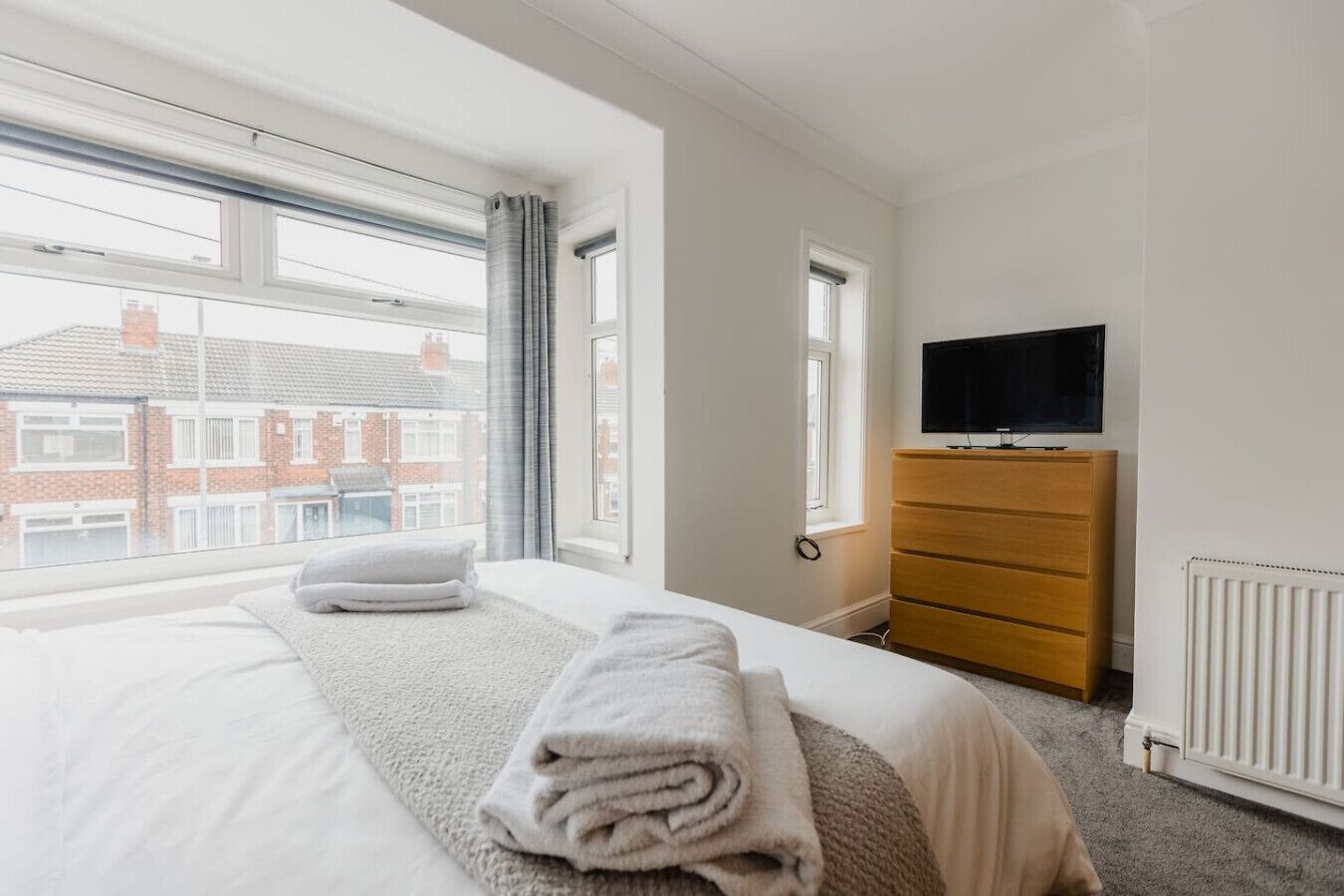 Desk, WiFi, bed sheets