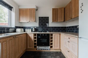 Fridge, microwave, oven, stovetop - Hullidays》Willerby House East Riding (Willerby)