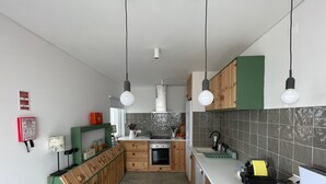 Una cocina moderna con armarios de madera, una isla central e iluminación colgante.