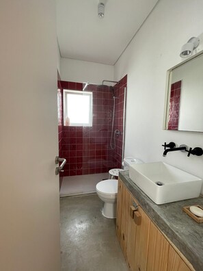 Shower, hair dryer, towels, soap - 4 bedroom house -Praia das Maças- Azenhas do Mar with terrace / sea view and games room (Colares)