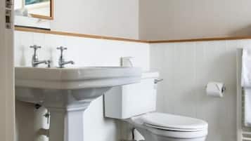 Superior Twin Room | Bathroom