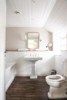Deluxe Double Room, Garden View | Bathroom