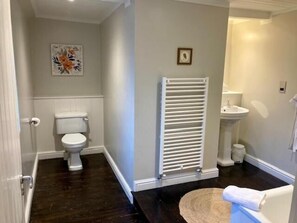 Deluxe Double Room | Bathroom - Wheelwrights Arms (Monkton Combe)